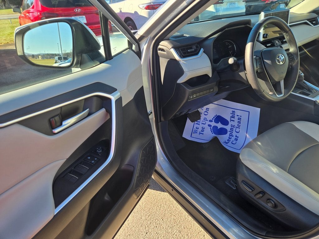 2025 Toyota RAV4 XLE Premium